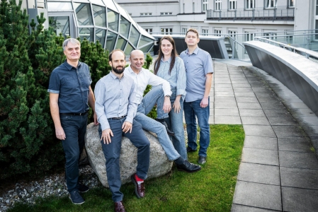 Zprava: Tomáš Kovaľ, Barbora Brezovská, Libor Krásný, Tomáš Kouba, Jan Dohnálek (Foto: Tomáš Belloň/ÚOCHB) Zprava: Tomáš Kovaľ, Barbora Brezovská, Libor Krásný, Tomáš Kouba, Jan Dohnálek (Foto: Tomáš Belloň/ÚOCHB)